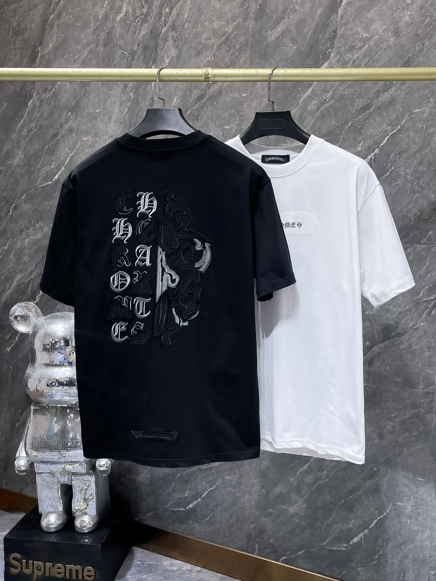 P170 New for summer Chrome Hearts 25ss worn version. High gram weight, environmentally friendly and high-quality top-grade fabric. 280g Chrome Sword Sanskrit embroidery patch splicing short sleeves. Heavy-duty pure hand-cut patch embroidery technology. Counter synchronization. Re-engraved version 1:1. Recommended color: black. White. Size: S, M, L, XL.